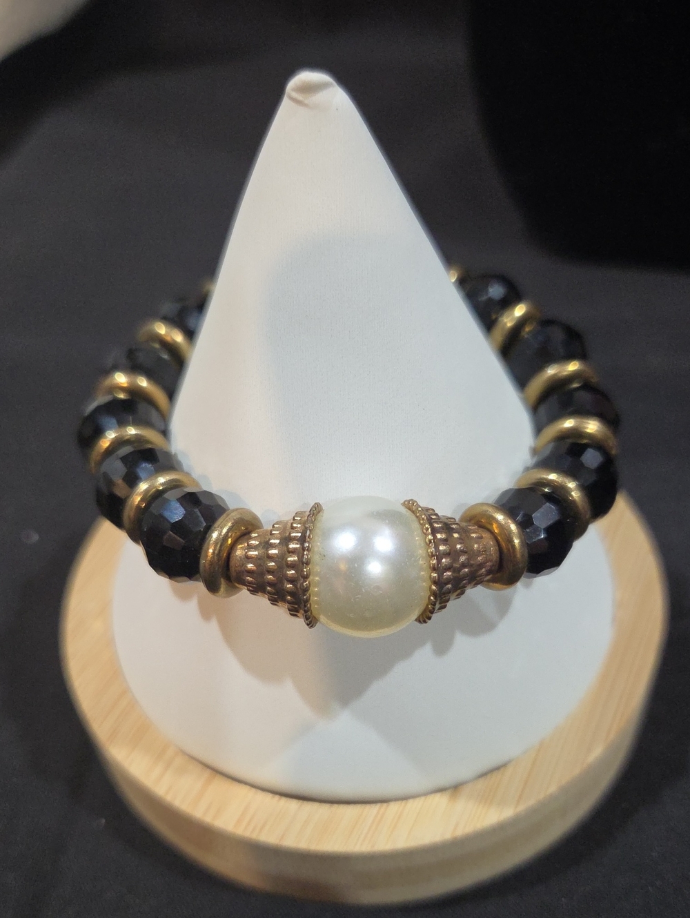 FACETED BLACK BEAD AND FAUX PEARL STRETCH BRACELET